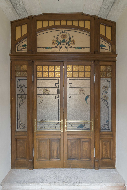 Restaurování historických kyvných dveří